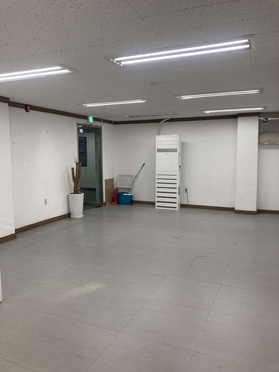 서울 성동구 성수동2가 성수역 초역세권 2층 상가 사무실 내부상태 깨끗 월세 매물번호 10049 사진 1